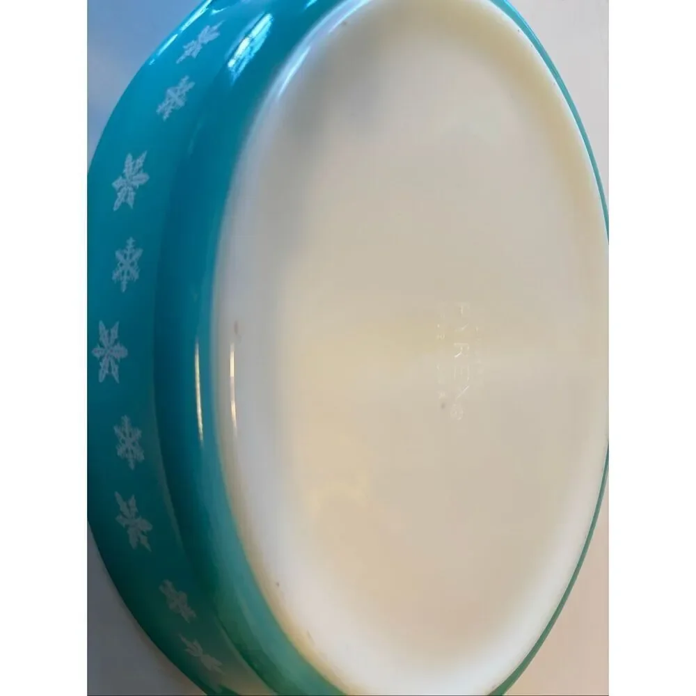 Vintage Pyrex 1.5 quart Snowflake Casserole Dish